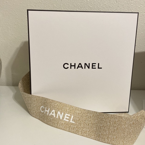 Chanel Gift Box Holiday 2023 see all photos - Picture 6 of 15
